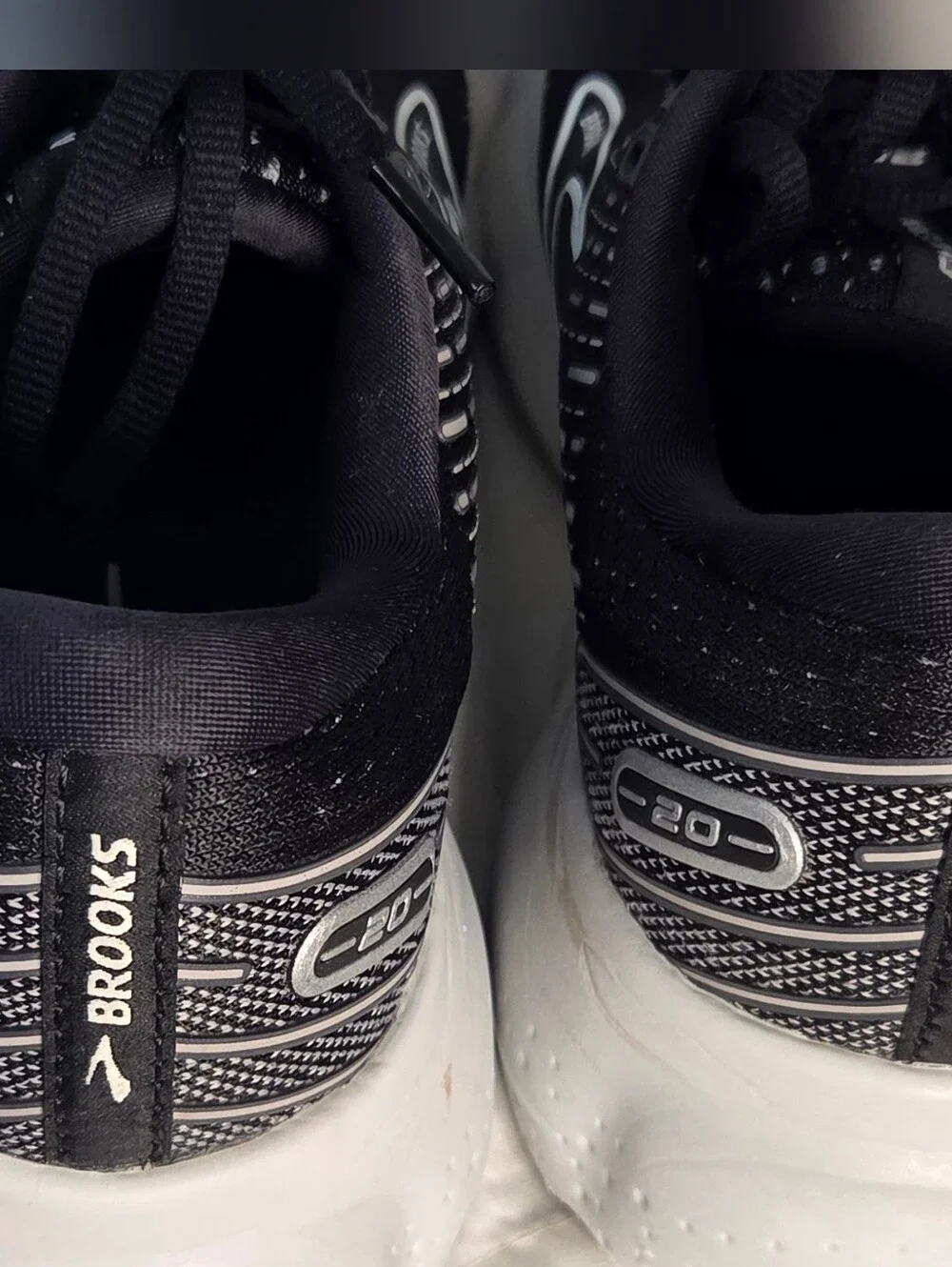 Brooks Glycerin 20 Women’s Lace-Up Mesh Running Sneakers Black/White Sz 8.5M